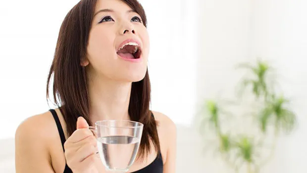 Gárgaras con agua salada