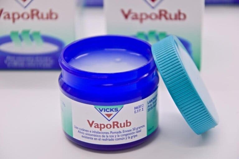 ¿Por qué no se debe usar Vicks VapoRub en menores de dos años?