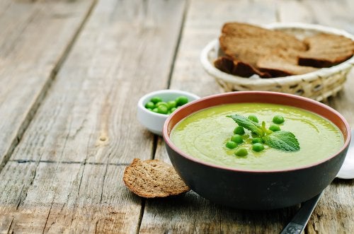 Cómo hacer una sopa cremosa de guisantes y tocino