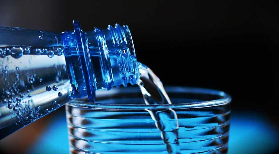 Beber agua para mantenerte hidratado.