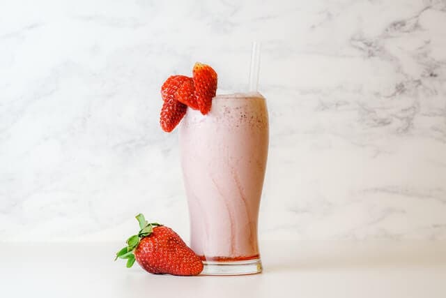 Smoothie fraise et flocons d'avoine.