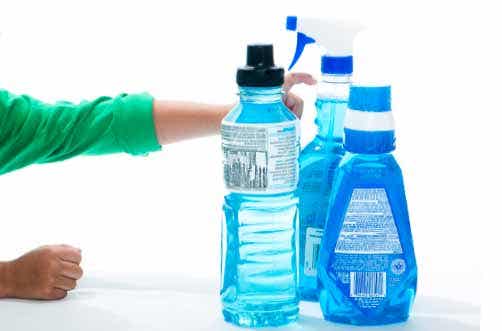 Niño agarrando botellas de cloro
