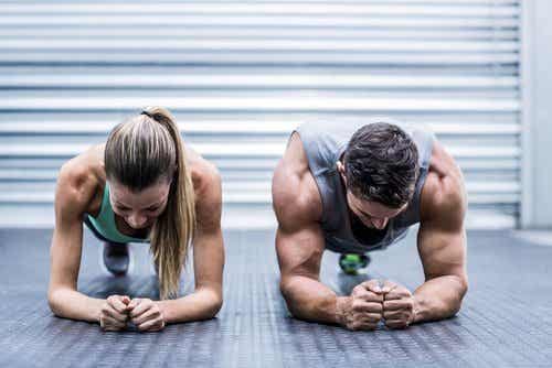 Körperliche Aktivität für Erwachsene - Paar macht Planks