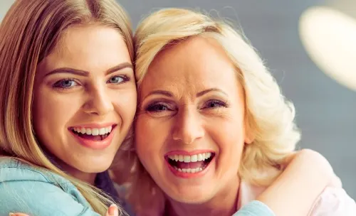 Madre e hija riendo