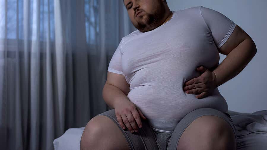 Hombre obeso con reflujo.