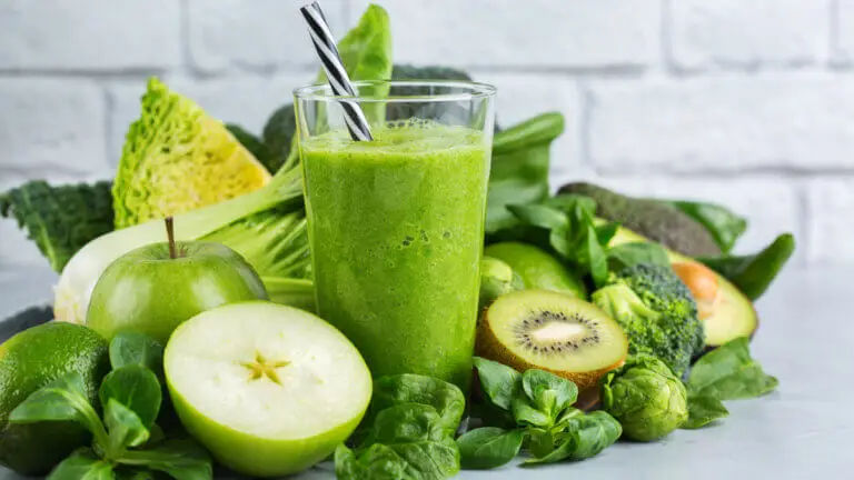 16 jugos verdes para bajar de peso y quemar grasa