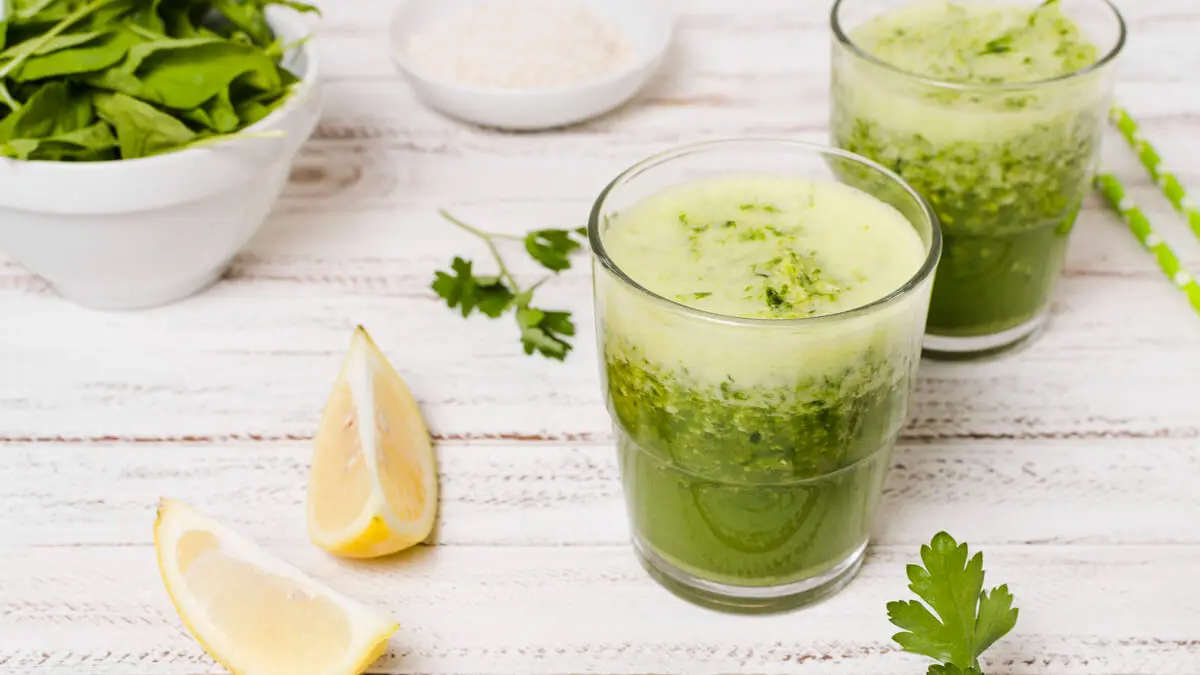 Jugo verde con perejil, limón y espinacas.