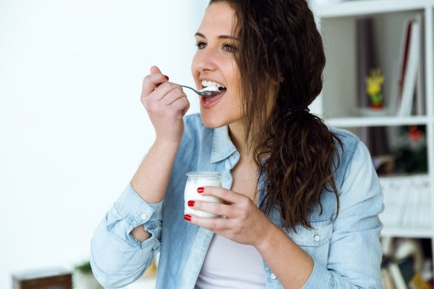 mujer-comiendo-yogur