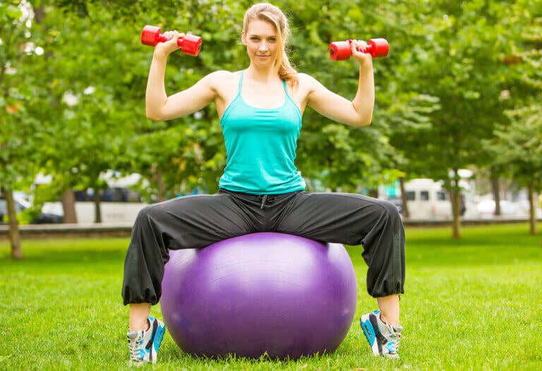 5 ejercicios para glúteos que puedes hacer con una pelota