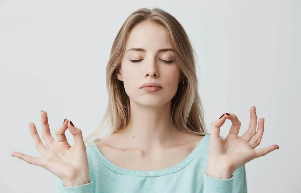 Mujer practicando mindfulness para superar la adicción a la televisión.