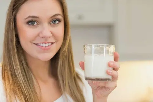 Mujer con un vaso de jugo de guanábana.