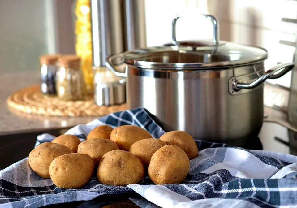 Papas en la cocina.