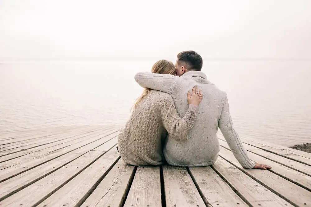 Pareja compartiendo un momento de empatía emocional