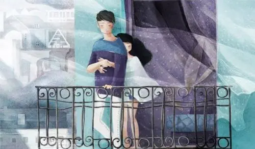 pareja abrazada en un balcón
