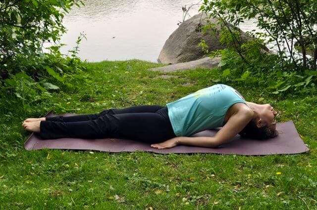 posturas-de-yoga-para-adelgazar-como-la-del-pez