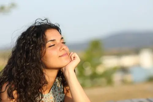 mujer feliz con su vida