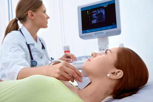 Doctora examina la tiroides de una paciente con ultrasonidos.