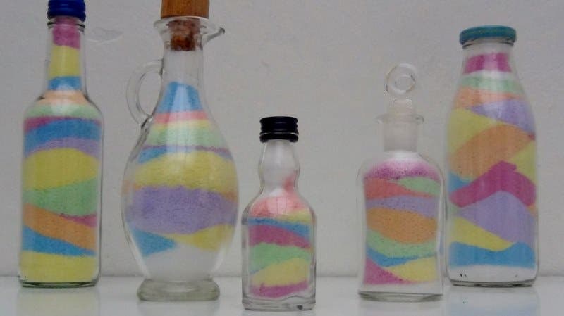 Botellas decoradas con arena de colores