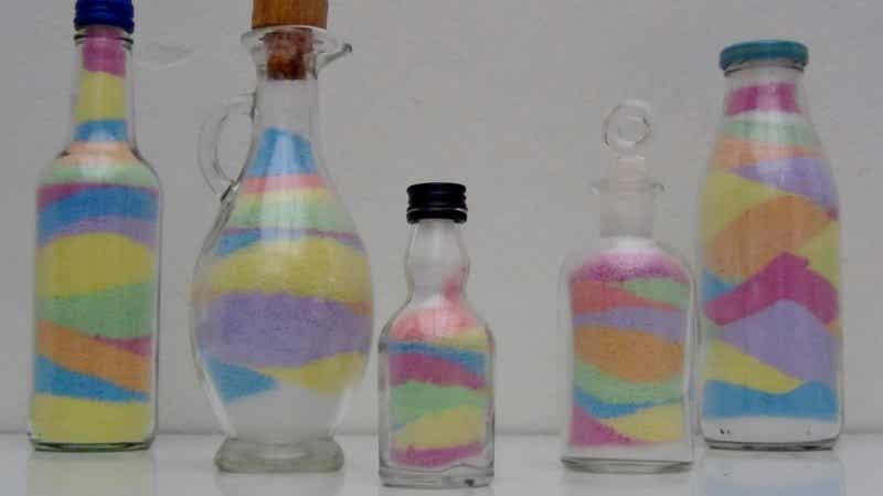 Botellas decoradas con arena de colores