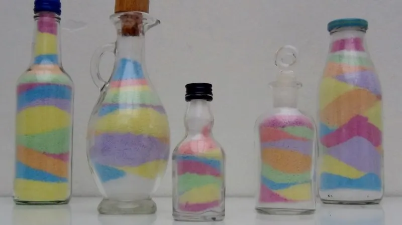 Botellas decoradas con arena de colores