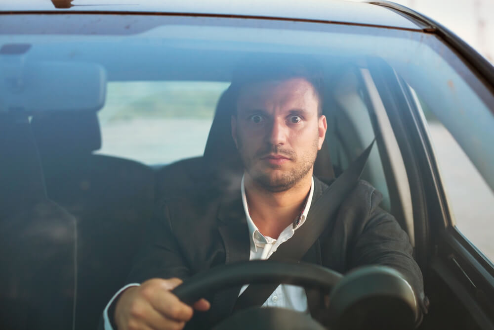 Hombre con miedo de conducir