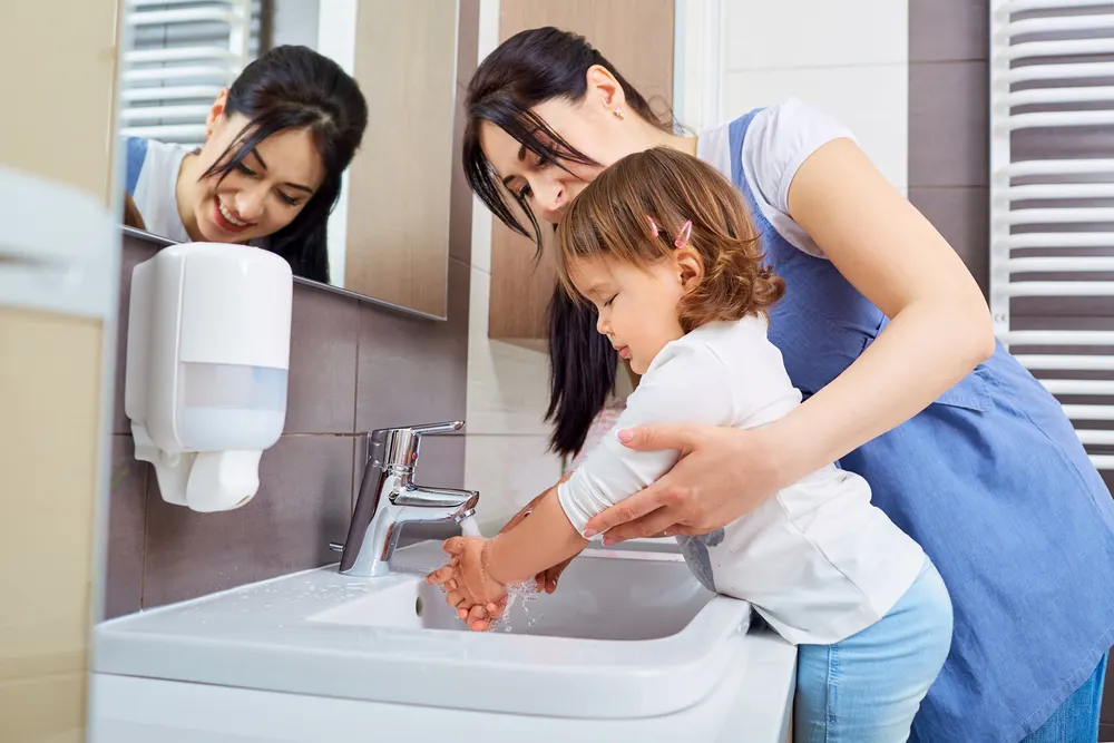 Enseñar a nuestros hijos las normas básicas de higiene es una manera de prevenir el virus Coxsackie