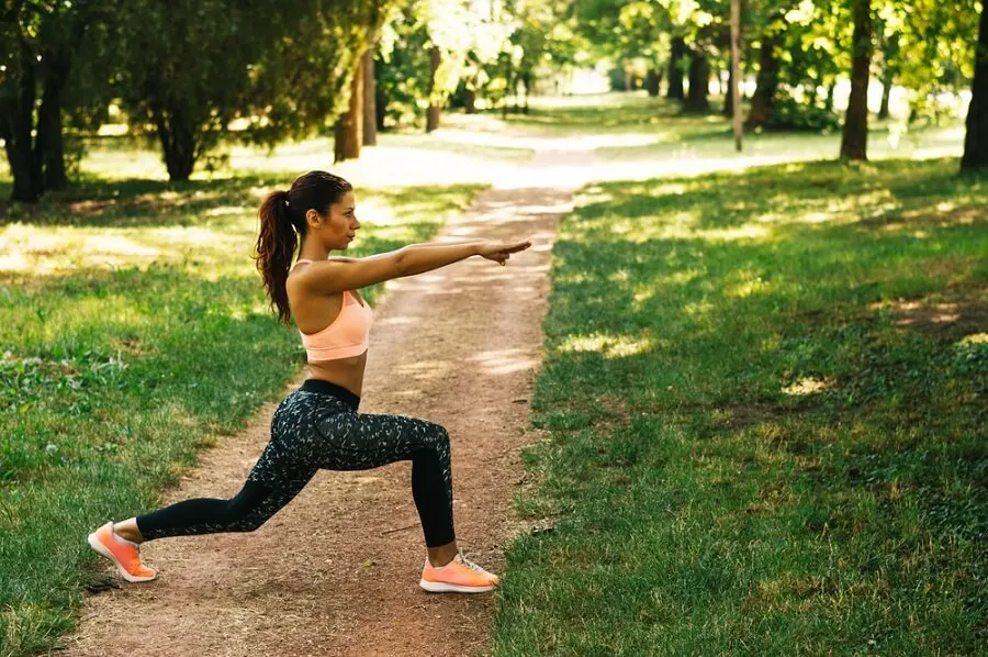 chica haciendo ejercicio para superar el estrés y la ansiedad