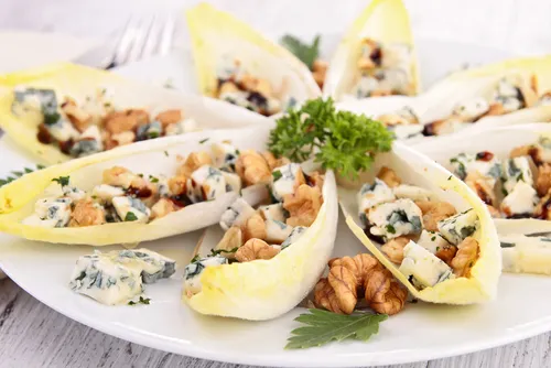 Ensalada de endivia, roquefort y nueces