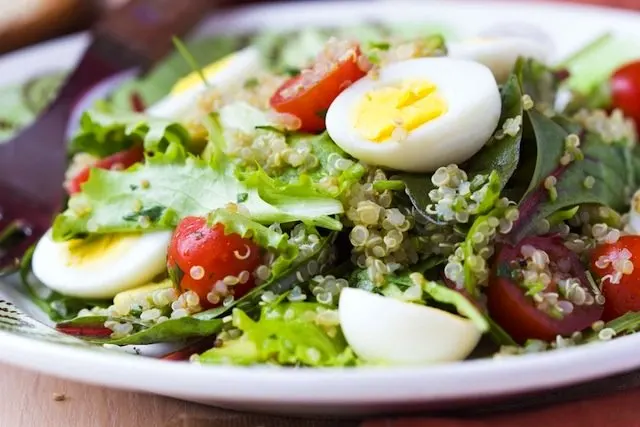 Ensalada de lechuga, espárragos, atún y huevo duro