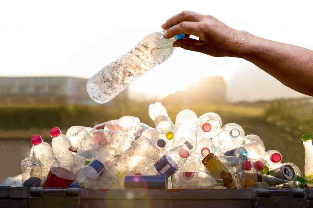 Luz en botellas de plástico