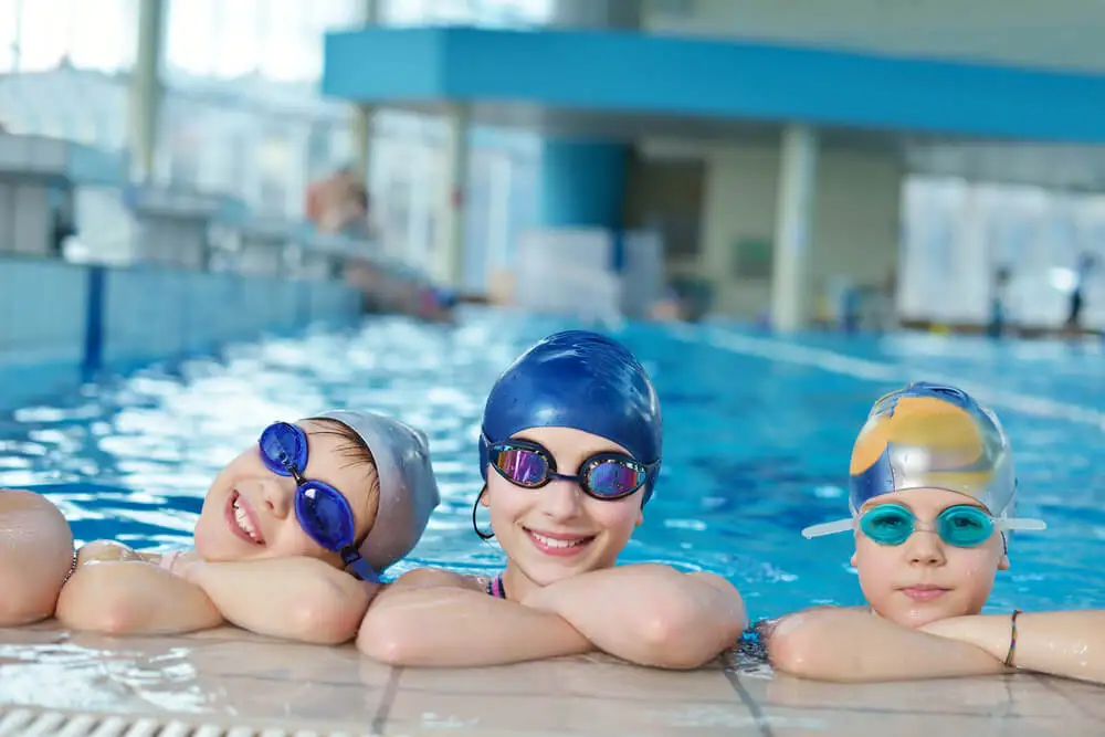 Natación en niños para fortalecimiento muscular.
