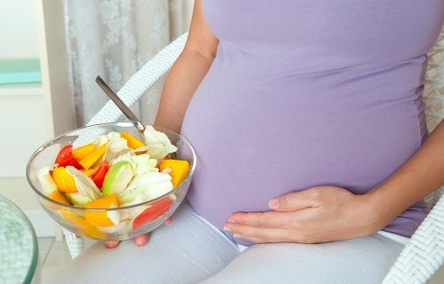 Para alimentarte durante el embarazo, toma 5 piezas de fruta