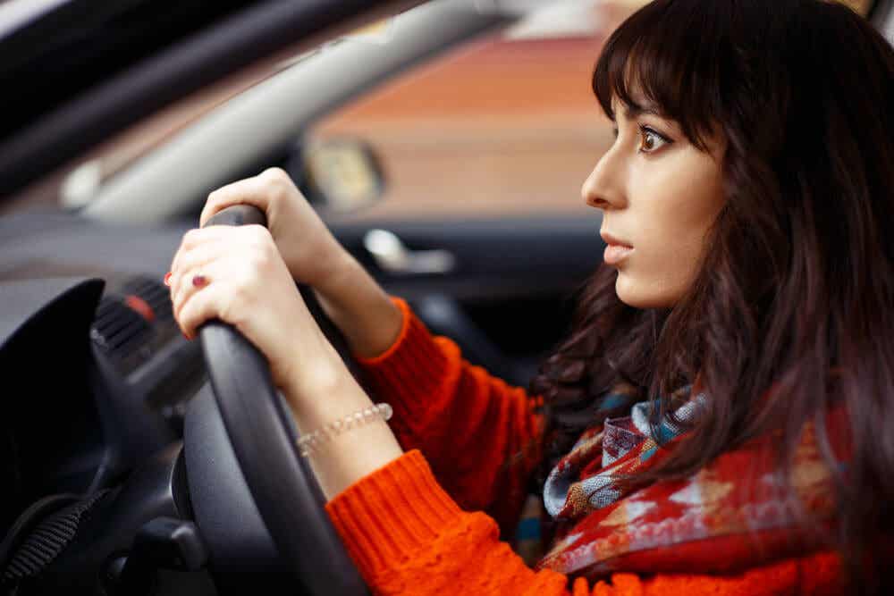 En kvinne som kjører nervøst.