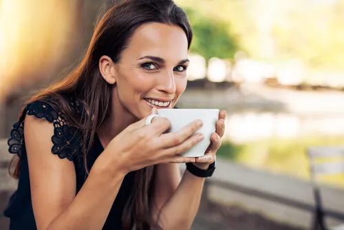 Mujer tomando café