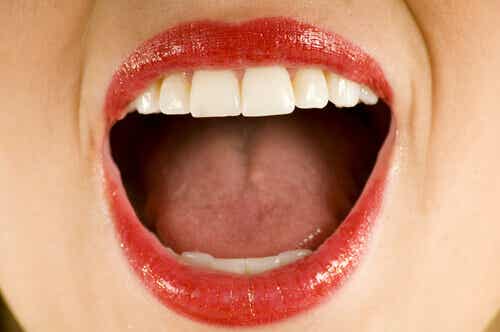 ¿Cuál puede ser la causa del sabor metálico en la boca?