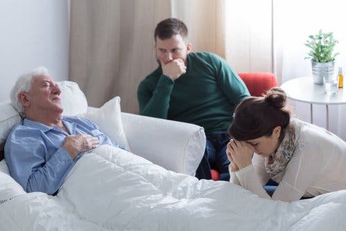Hombre enfermo junto a sus familiares.