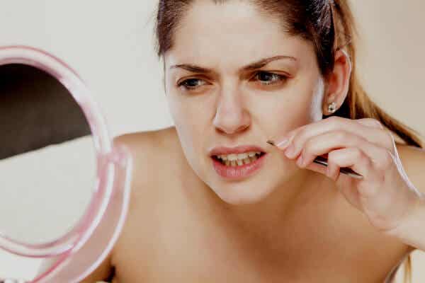 Mujer depilándose el labio superior