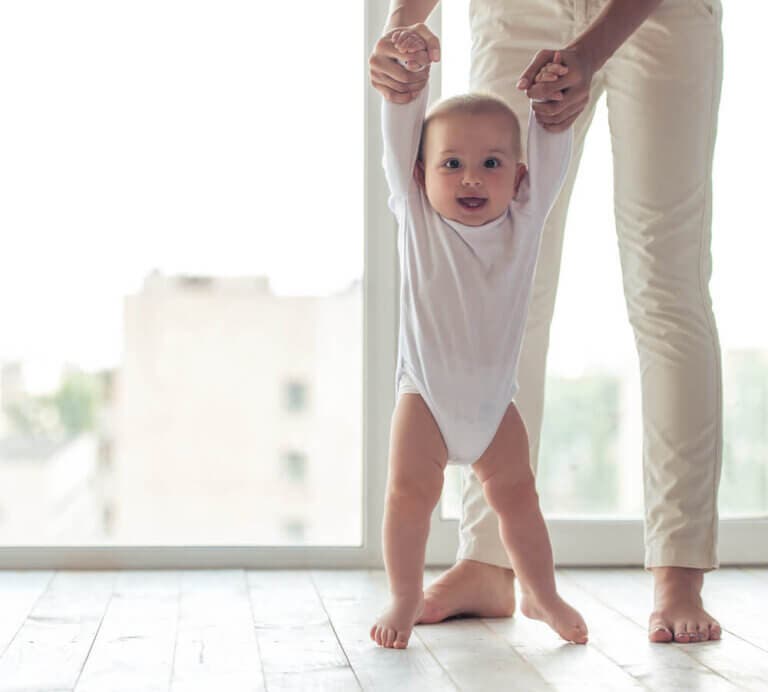 Ayuda a tu hijo a dar sus primeros pasos