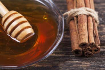 8 beneficios medicinales de la mezcla de canela y miel