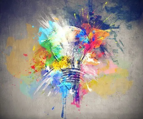 Bombilla con colores para representar el desarrollo de la creatividad