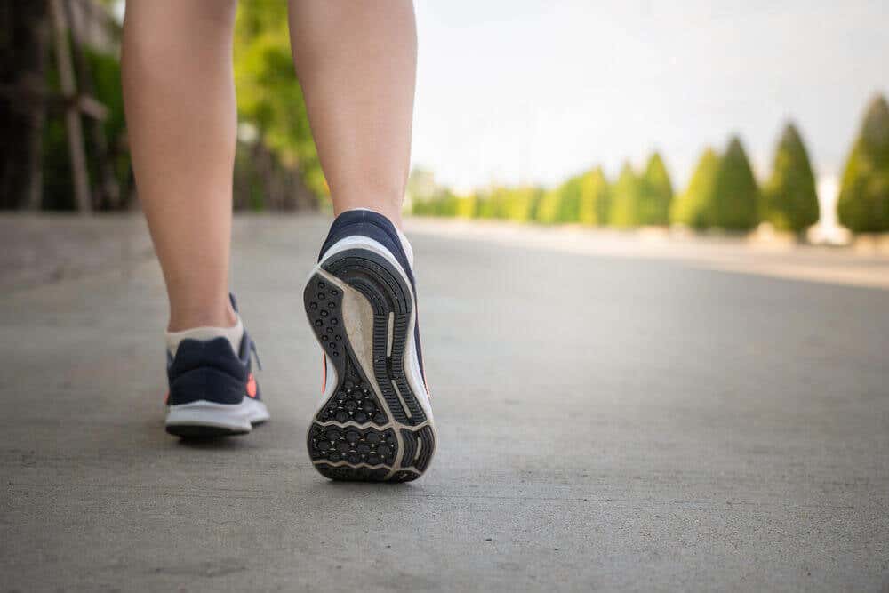 Caminar como forma de hacer deporte para tener salud.