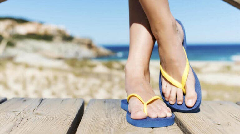 Las chanclas playeras y los posibles problemas en los pies