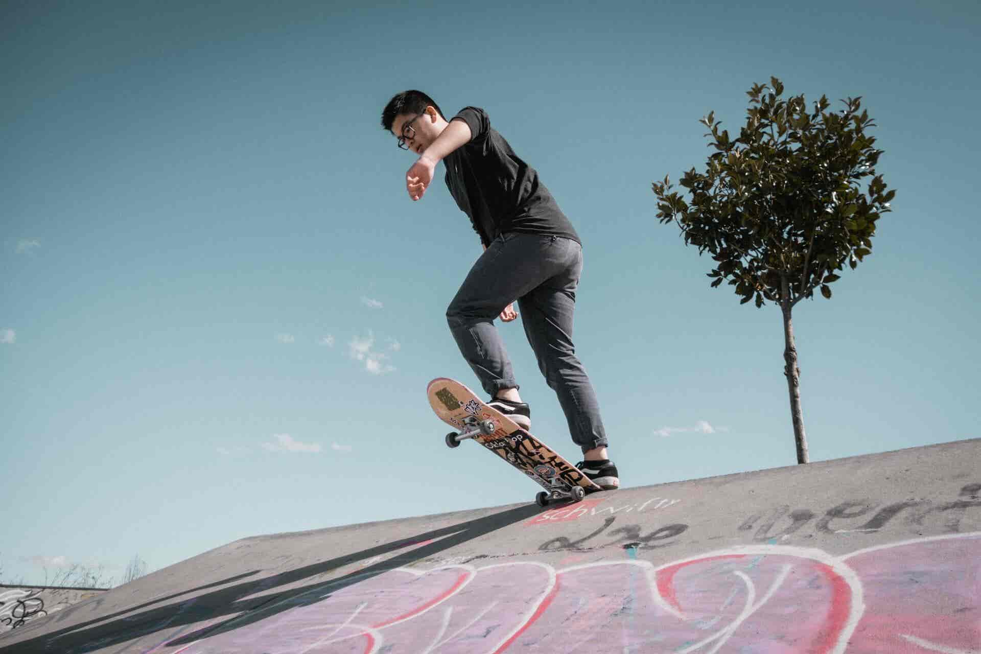Jeune homme sur skateboard sans protection.
