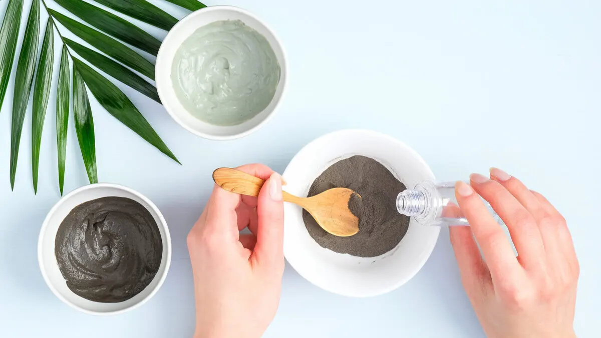 Exfoliante de arcilla y aceites.
