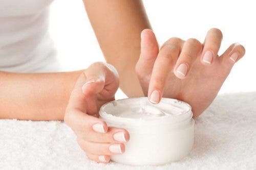 Mujer cogiendo crema