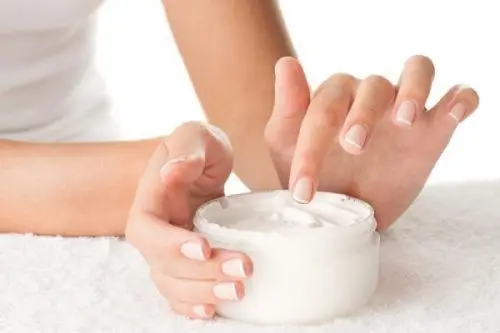 Mujer cogiendo crema