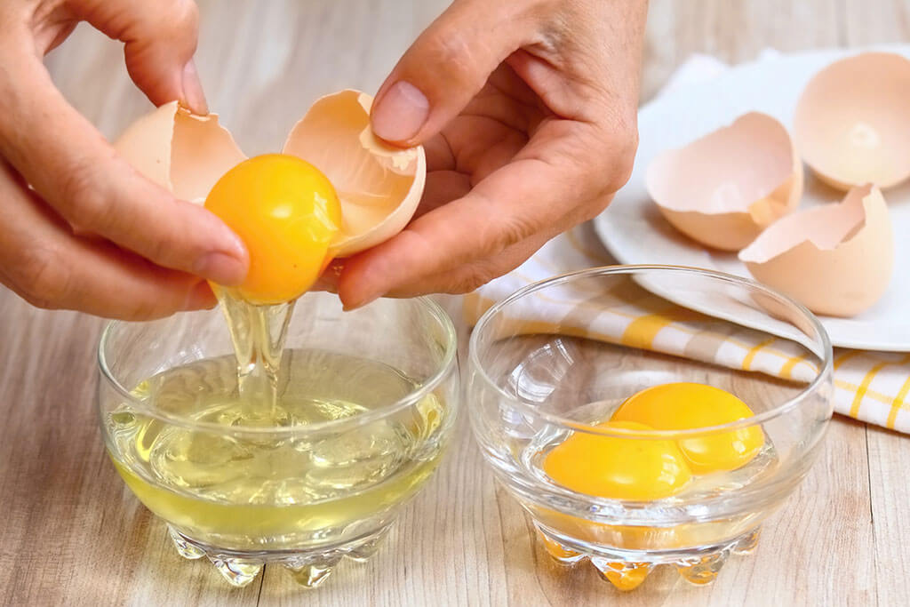 Preparazione di una maschera all'uovo.