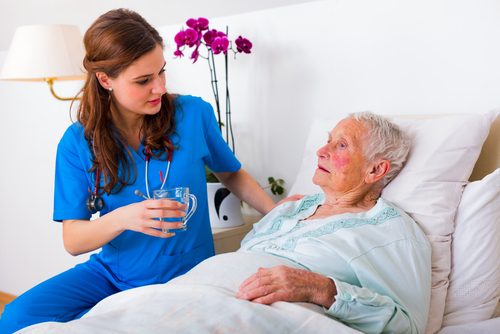 Mujer médico aplicando el tratamiento del Alzheimer a una paciente anciana