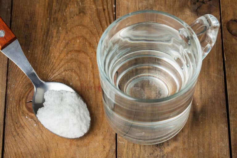 Gárgaras de agua con sal y otros remedios para mitigar el dolor de garganta