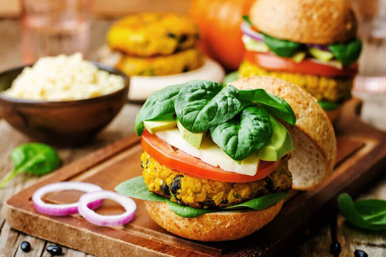 Hamburguesas de frijoles, deliciosas, sencillas y nutritivas